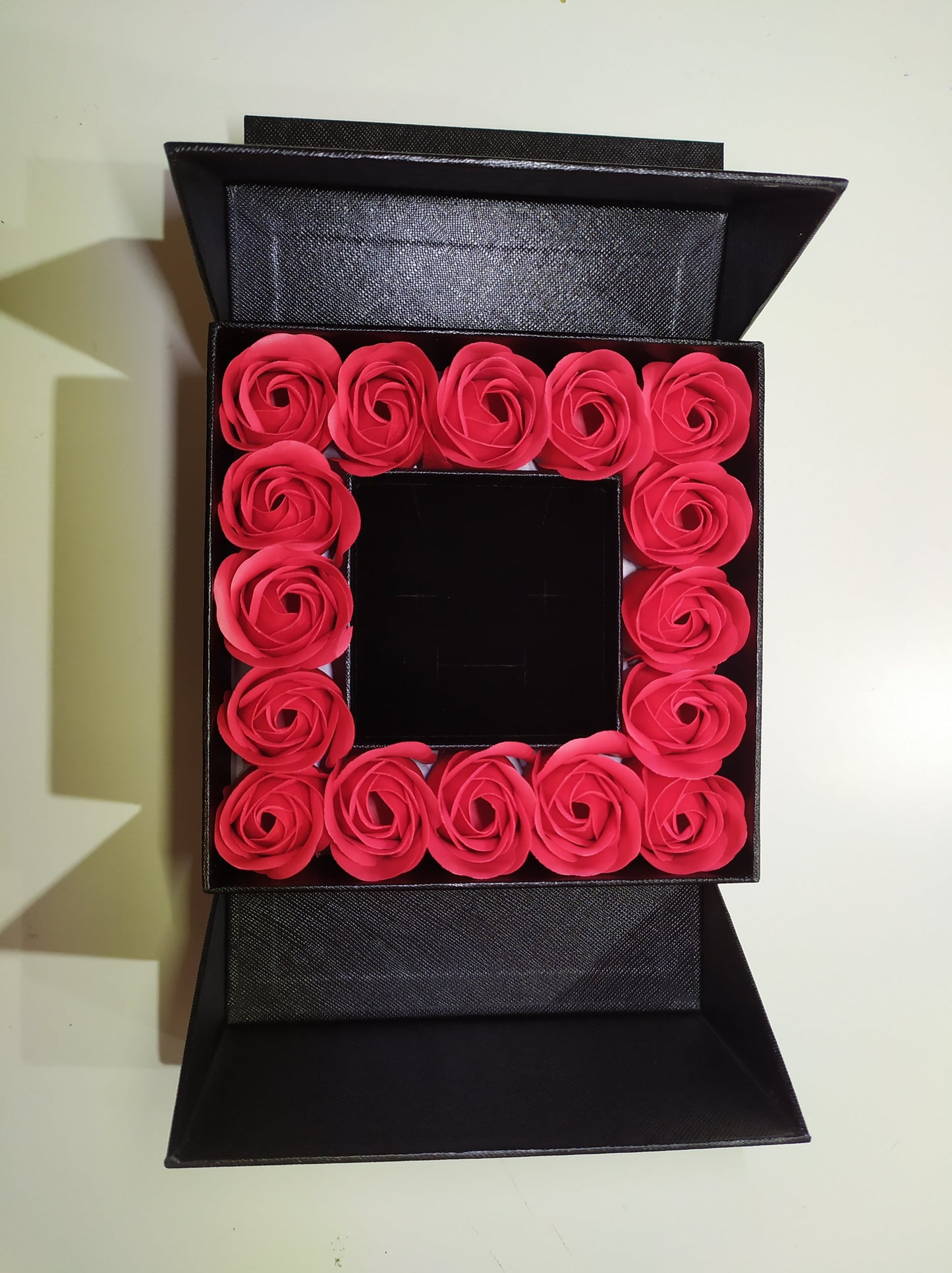 Caja de regalo con 16 rosas artificiales - additional image 9